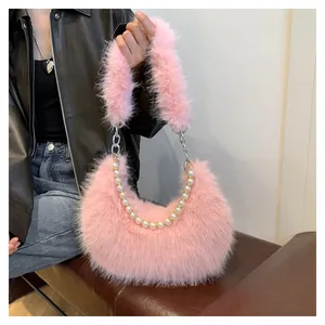 Détail d'un sac à bandoulière rose en fausse fourrure avec poignée en perles douces