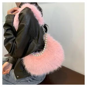 Détail du sac à épaule en fausse fourrure rose avec chaîne de perles décorative