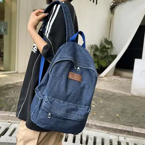 Sac à dos en denim tendance pour étudiants avec tissu bleu durable et écusson en cuir