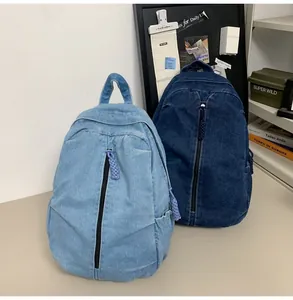 Gros plan de sacs à dos en jean vintage bleu clair et bleu foncé avec fermeture éclair