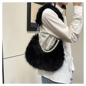 Détail du sac bandoulière en peluche noire avec chaîne de perles et fausse fourrure