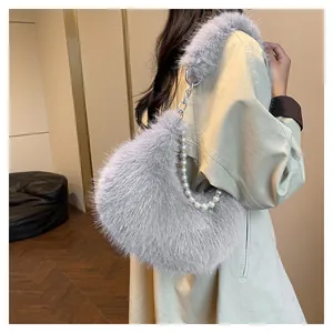 Détail du sac croissant en peluche grise avec anse perle et chaîne argentée