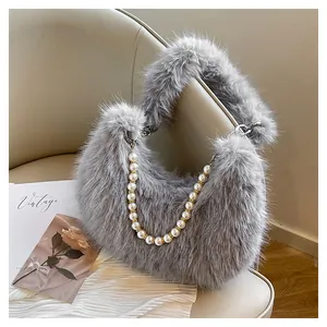 Détail du sac bandoulière gris en peluche avec une chaîne de perles sur fausse fourrure