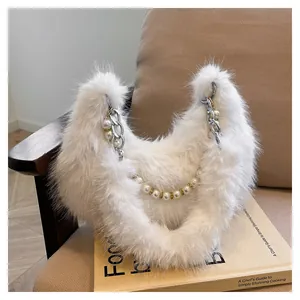 Détail du sac bandoulière en fausse fourrure blanche avec chaîne argentée et perles