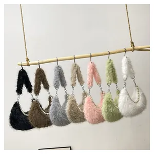 Détail des sacs croissant en fausse fourrure avec poignées en perles et chaîne en sept coloris