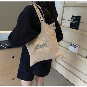 Dettaglio della borsa a tracolla a stella con borchie e hardware in stile gotico