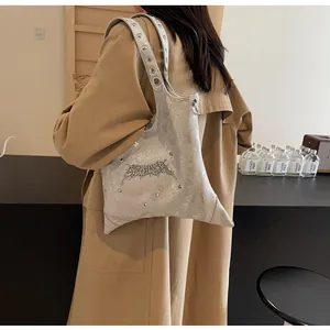 Dettaglio della borsa a tracolla argento Y2K a forma di stella con finiture metalliche