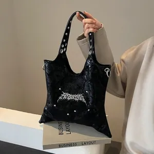 Borsa a Spalla Donna Y2K Gothic Punk in Pelle PU Grande Capacità Borsa Tote Crossbody Con Logo Metallico E Borchie