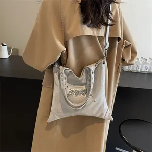 Borsa a tracolla argento metallizzato con emblema gotico e grande capacità