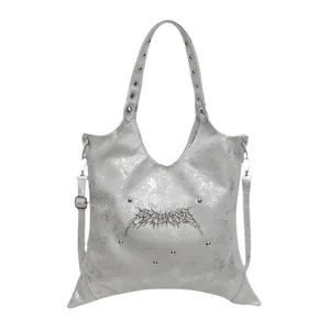 Borsa a tracolla argento Y2K con borchie metalliche e finitura cromata