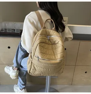 Gesteppter Puffer-Rucksack in Senfgelb mit minimalistischem Detail der Frontreißverschlusstasche