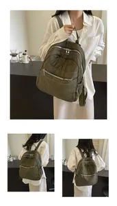 Detail eines olivgrünen gesteppten Rucksacks mit Wellenstruktur und Trägern
