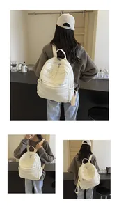 Detailansicht eines weißen gesteppten Puffer-Rucksacks mit weicher Textur und Reißverschluss
