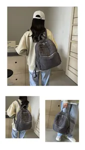 Detail eines gepolsterten dunkelgrauen Rucksacks mit Steppmuster und Multi-Taschen
