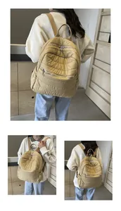 Detailansicht eines khakifarbenen Stepprucksacks mit Doppelreißverschluss und Nylontextur
