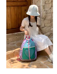 Foto lifestyle di uno zaino outdoor colorato con dettaglio in rete a forma di cuore