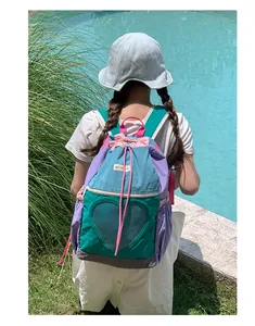 Dettaglio dello zaino da trekking colorato con tasca a rete a cuore e cordoncino