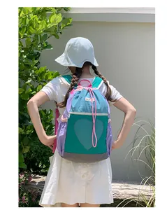 Zaino da trekking leggero con design patchwork colorato e tasca a rete a cuore esterna