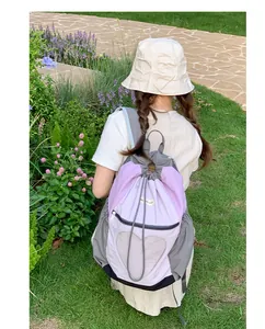 Dettaglio di uno zaino da trekking viola con un'esclusiva tasca a rete a forma di cuore