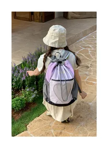 Dettaglio della tasca a rete a forma di cuore su uno zaino da trekking viola e grigio