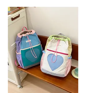 Dettaglio dello zaino da trekking con tasche a rete a forma di cuore e design patchwork colorato