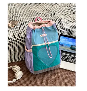 Dettaglio dello zaino da trekking multicolore con rete a cuore e coulisse rosa