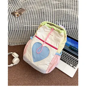 Zaino colorato patchwork con coulisse, tasca a rete a cuore e accessori da viaggio