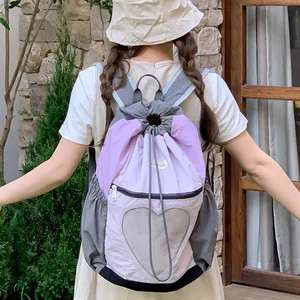 Zaino da trekking con design a cuore e tasca a rete per viaggi ed escursioni
