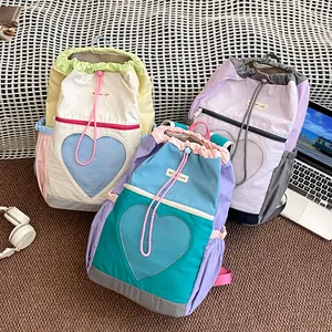 Zaino da trekking con tasca a rete a forma di cuore e chiusura con coulisse