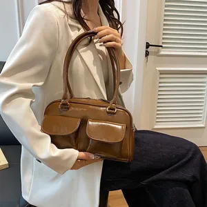 Dunkelbraune glänzende Unterarmtasche mit zwei Vordertaschen für Damen 2024