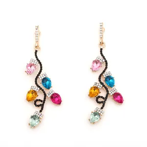 Détail de boucles d'oreilles de Noël avec cristaux multicolores et pavage de strass