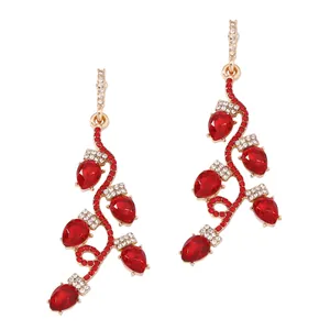 Boucles d'oreilles feuilles dorées avec strass rouges pour un style de Noël festif et chic
