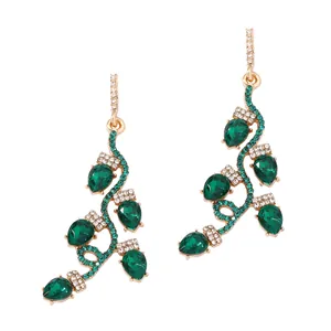 Élégantes boucles d'oreilles vignes dorées avec cristaux vert émeraude et diamants