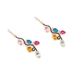 Élégantes boucles d'oreilles pendantes dorées avec cristaux colorés en forme d'S