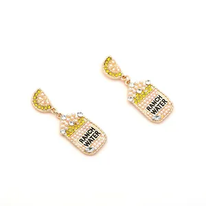 Boucles d'oreilles verres à vin élégantes avec perles et strass sur fond blanc