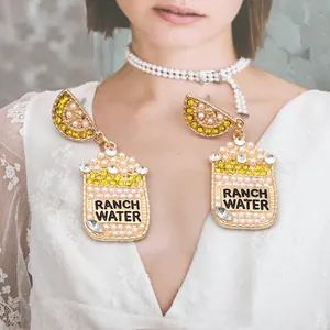Détail de boucles d'oreilles verres à vin avec perles et cristaux et texte Ranch Water