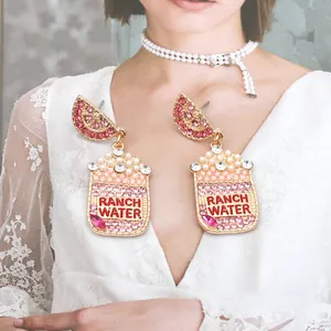 Vue détaillée de boucles d'oreilles canette Ranch Water avec strass et perles