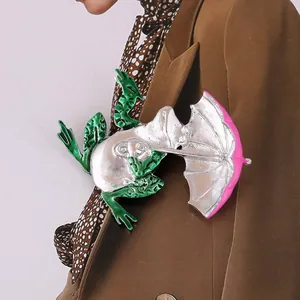 Originelle Emaille-Brosche mit Frosch und Schirm am braunen Revers für Damen