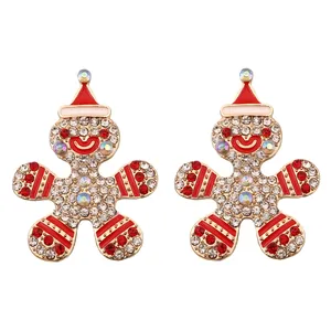 Boucles d'oreilles bonhomme en pain d'épices de Noël avec strass brillants sur fond blanc
