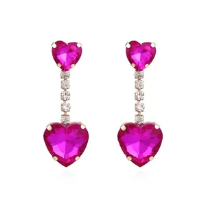 Pendientes de corazón fucsia con cristales brillantes y pedrería vertical elegante