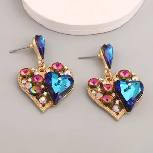 Funkelnde goldene Herzohrringe mit seeblauem Kristall und bunten Straßsteinen