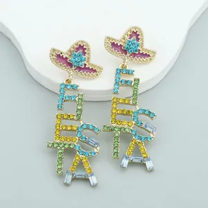 Detail van gouden emaille sombrero oorbellen met veelkleurige strass FIESTA letterhangers