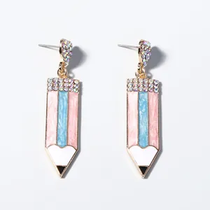 Pendientes de lápiz coloridos con cristales arcoíris y detalles de esmalte dorado