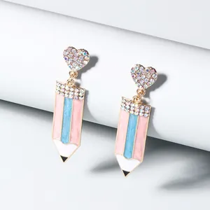 Pendientes coloridos con forma de lápiz, diamantes de imitación de corazón y rayas rosas