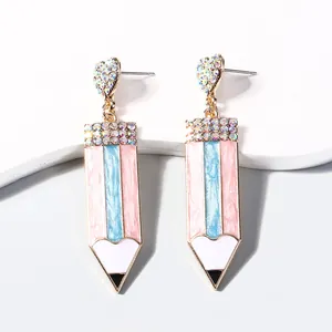Pendientes de lápiz coloridos con tachuelas de corazón y cristales en base blanca