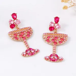 Elegante roze strass bloem oorbellen met goudkleurige afwerking en kristalaccenten