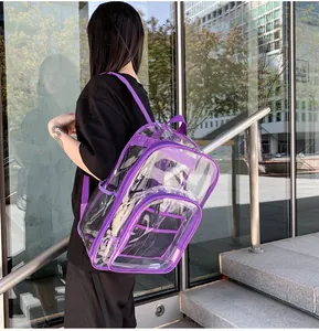 Foto exterior de una mochila de PVC transparente púrpura con gran capacidad y malla