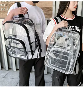 Vista exterior de mochilas de PVC transparente en negro y gris mostradas en modelos masculinos y femeninos
