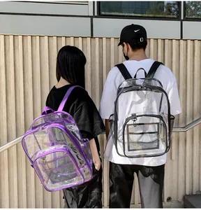 Detalle de una mochila de PVC transparente de gran capacidad con detalles en púrpura