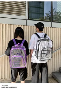 Foto exterior de modelos con mochilas grandes de PVC transparente con ribetes lila